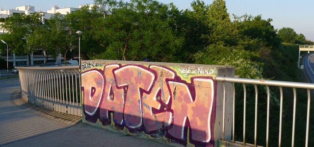 "Daten (data)" tag on a bridge pillar in the 23rd district of Vienna
