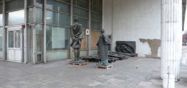 Picture of abandoned sculptures taken around the corner from Tretyakov gallery entrance, Moscow
